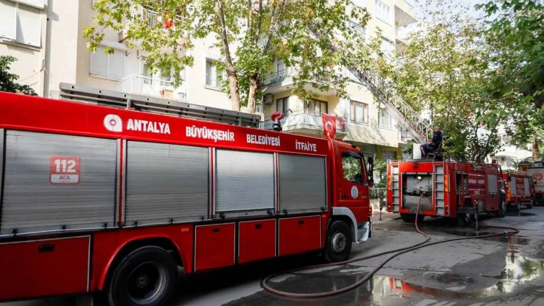 Antalya’da Apartman Dairesi Küle Döndü! Ev Sahibi Gözyaşlarına Boğuldu 5